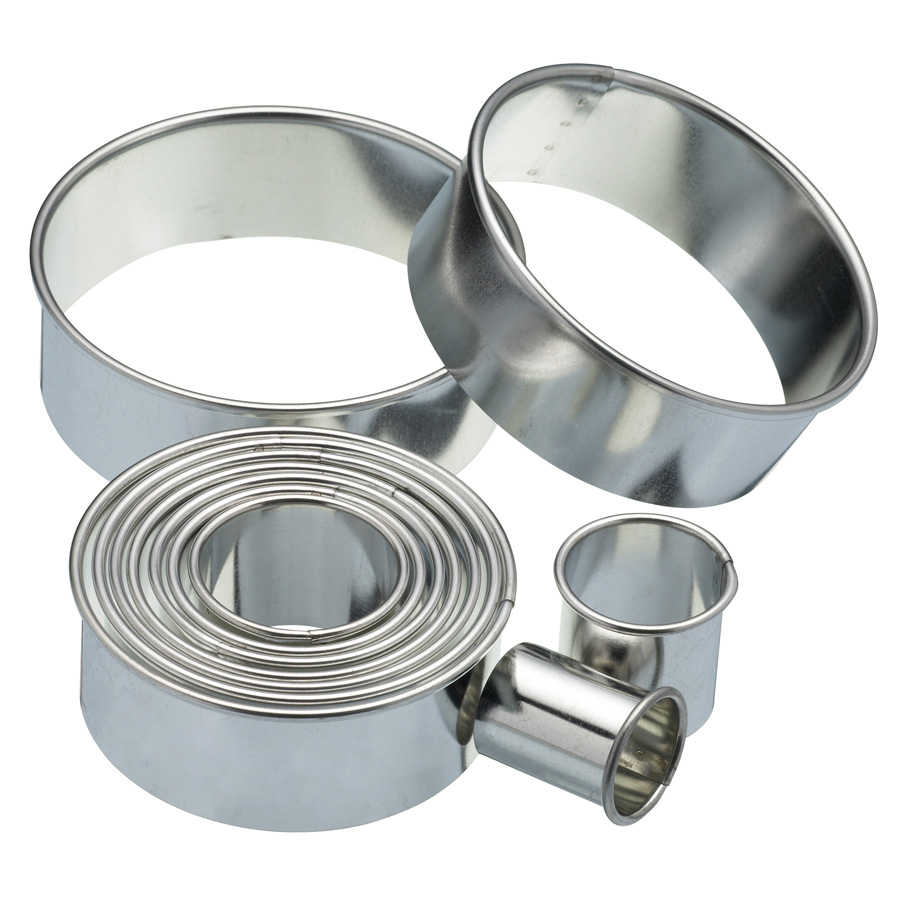 Eleven Round Plain Pastry Cutters & Storage Tin